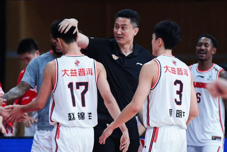 今日NBA伤停08:00黄蜂VS奇才德朗-赖特：预计缺席08:00魔术VS掘金温德尔-卡特、马克尔-富尔茨、弗拉特科-坎卡、贾马尔-穆雷：预计缺席齐克-纳吉：出战成疑08:30步行者VS猛龙赛迪斯-杨、克里斯蒂安-科洛克、贾文-利伯蒂：预计缺席安德鲁-内姆哈德：出战成疑08:30凯尔特人VS雄鹿杰-克劳德、克里斯-李文斯顿、马乔恩-博尚、达米安-利拉德：预计缺席08:30老鹰VS篮网穆罕默德-盖伊、科比-巴夫金、本-西蒙斯、卡梅隆-托马斯、丹尼斯-史密斯：预计缺席AJ-格里芬：出战成疑08:30骑士VS热火伊萨克-奥科罗、多诺万-米切尔、泰-杰罗姆、里基-卢比奥、凯文-乐福、巴姆-阿德巴约、泰勒-希罗、RJ-汉普顿：预计缺席卡里斯-勒维尔：出战成疑09:00雷霆VS公牛贾伦-威廉姆斯、鲍尔：预计缺席09:00森林狼VS76人麦克丹尼尔斯、麦克丹尼尔斯、乌布雷：预计缺席09:00马刺VS快船梅森-普拉姆利、梅森-普拉姆利：预计缺席瓦塞尔：出战成疑09:00火箭VS灰熊阿门-汤普森、奥拉迪波、拉拉维亚、蒂尔曼、肯纳德、斯玛特、亚当斯、莫兰特、布兰登-克拉克：预计缺席09:00鹈鹕VS国王马特-里安、麦科勒姆、特雷-墨菲、基恩-埃利斯、莱恩、莱尔斯：预计缺席南斯、基根-穆雷、杜阿尔特、：出战成疑11:00开拓者VS爵士韦恩莱特、罗伯特-威廉姆斯、斯库特-亨德森、安芬尼-西蒙斯、沃克-凯斯勒：预计缺席11:00太阳VS勇士比尔、达米恩-李、德雷蒙德-格林：预计缺席渡边雄太、加里-佩顿二世：出战成疑11:30湖人VS独行侠文森特、范德比尔特、克勒贝尔：预计缺席雷迪什、塞思-库里：出战成疑专家推荐【陈嘟嘟】足球6连红带来08:10分阿根廷杯赛事：博卡青年VS拉普拉塔大学生比赛解读【张金宏】足球17中13带来09点哥斯甲赛事：普塔雷纳斯VS阿拉胡埃伦斯赛事解析【大元老师】篮球20中14带来9点NBA赛事：国王VS鹈鹕比赛分析今日焦点赛事足球方面，清晨南美赛场的巴甲和阿根廷杯等多项赛事将轮番上演；篮球方面，今日NBA有多场比赛进行，从早上8点至中午11点30分，7M体育会有多名专家对比赛做出精彩解析，敬请关注！